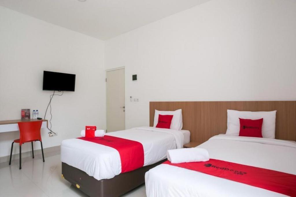 Hostel Reddoorz Syariah Near Lapangan Pancasila Simpang Lima Semarang Exterior foto