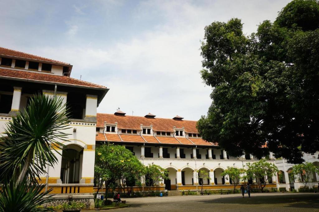 Hostel Reddoorz Syariah Near Lapangan Pancasila Simpang Lima Semarang Exterior foto