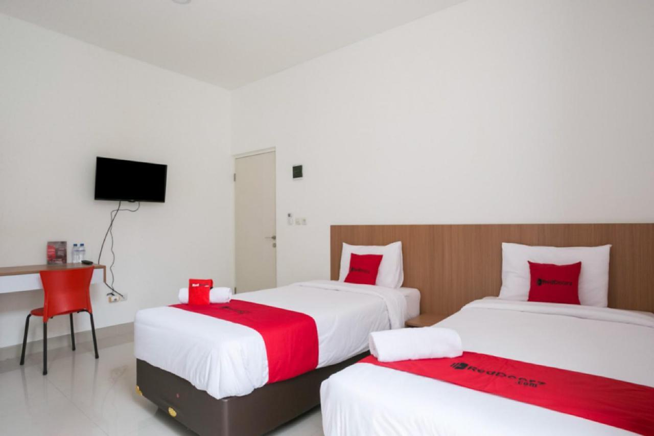 Hostel Reddoorz Syariah Near Lapangan Pancasila Simpang Lima Semarang Exterior foto