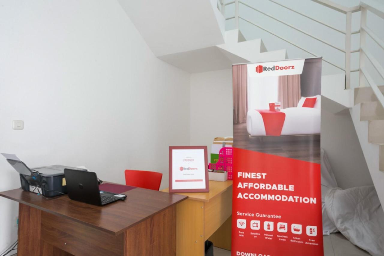 Hostel Reddoorz Syariah Near Lapangan Pancasila Simpang Lima Semarang Exterior foto